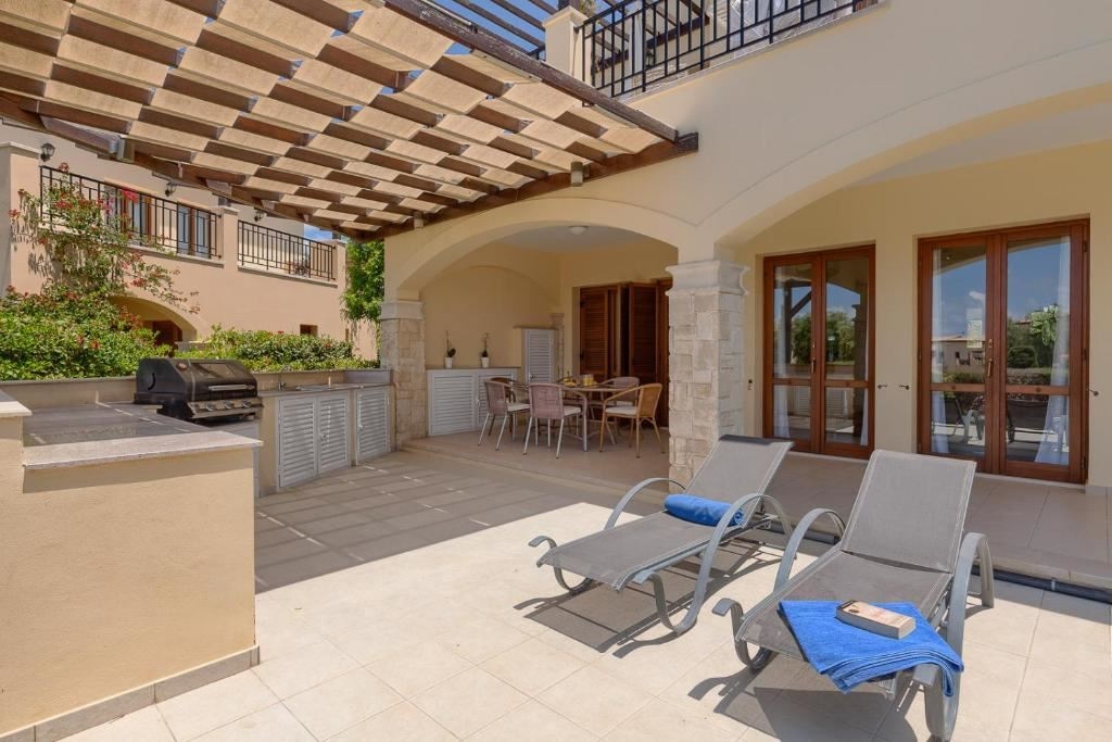 rooms-3-bedroom-standard-apartment-sharedpoolterrace