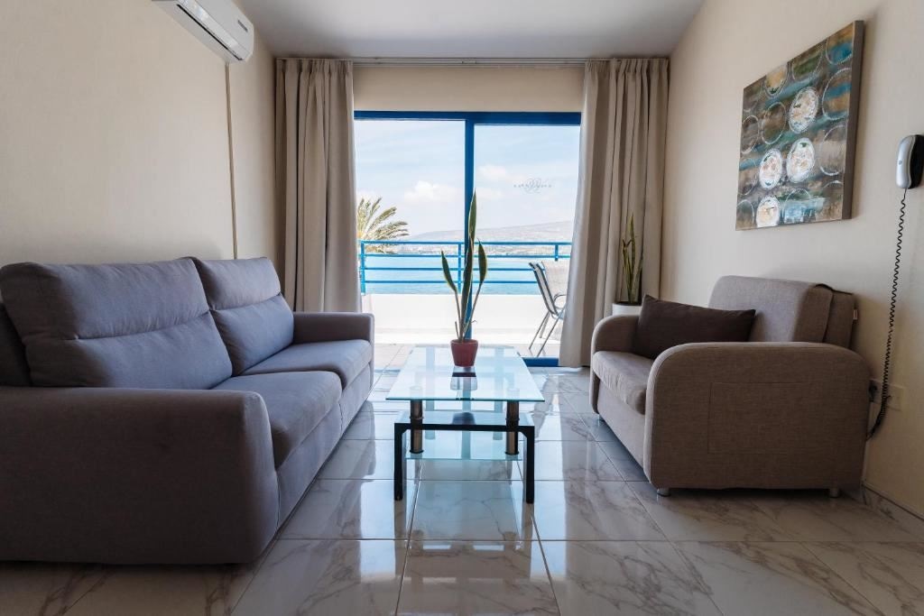 rooms-1-bedroom-superior-apartment-seaview-balcony
