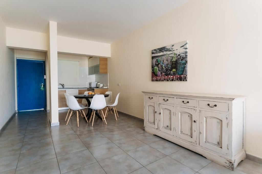 rooms-2-bedroom-superior-apartment-seaview-balcony