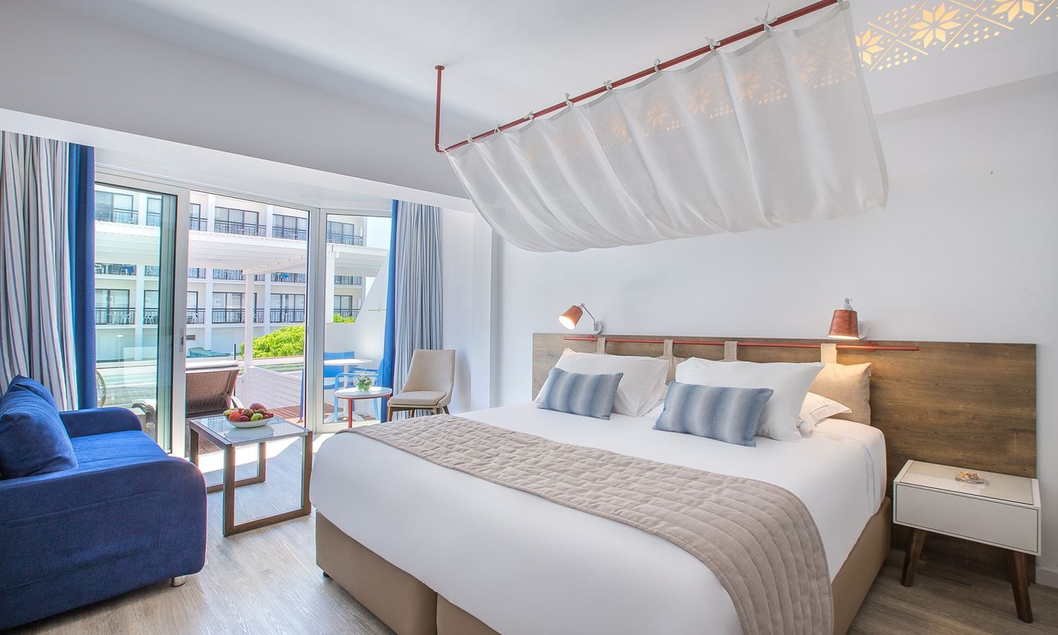 rooms-family-junior-suite-lateralseaview-terrace