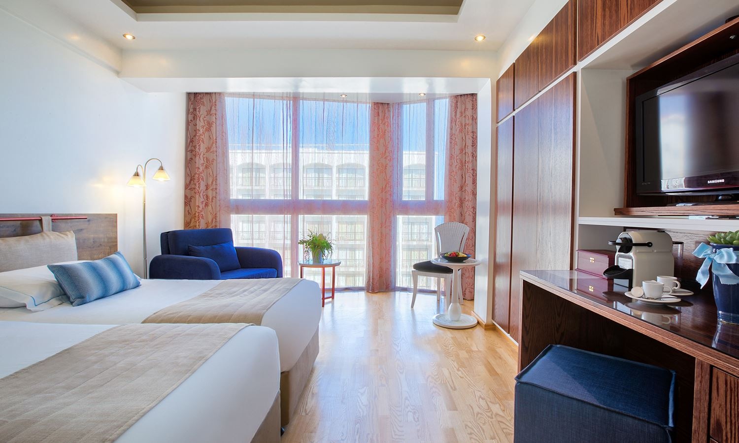 rooms-family-junior-suite-lateralseaview-terrace