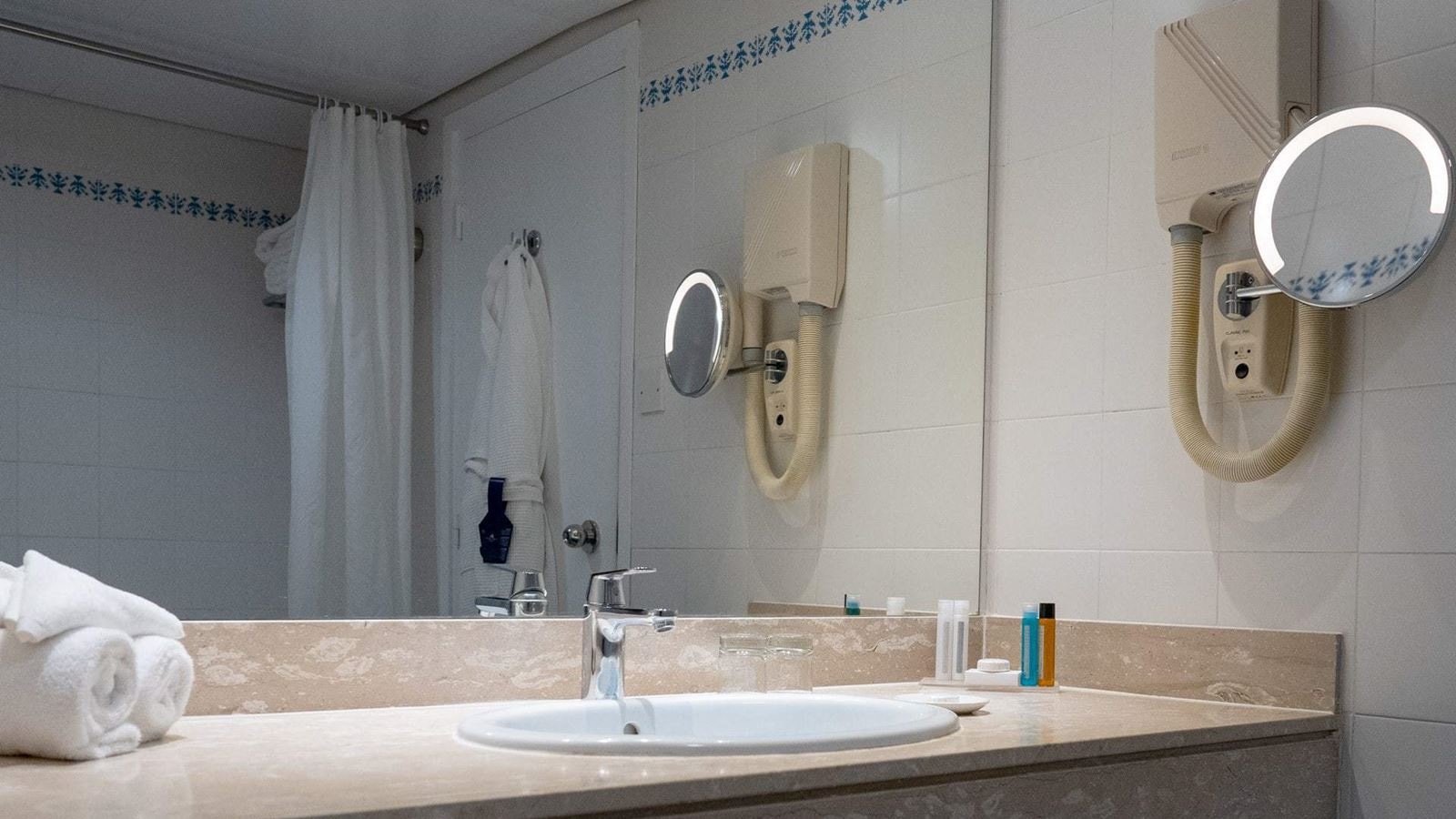 rooms-superior-studio-seaview-balcony