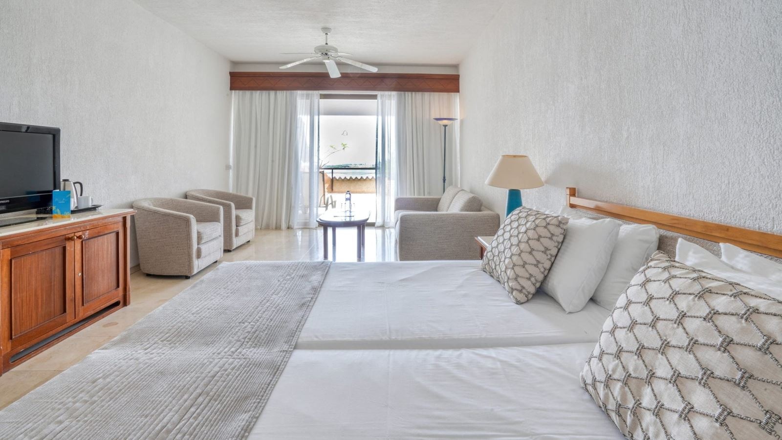 rooms-superior-studio-seaview-balcony