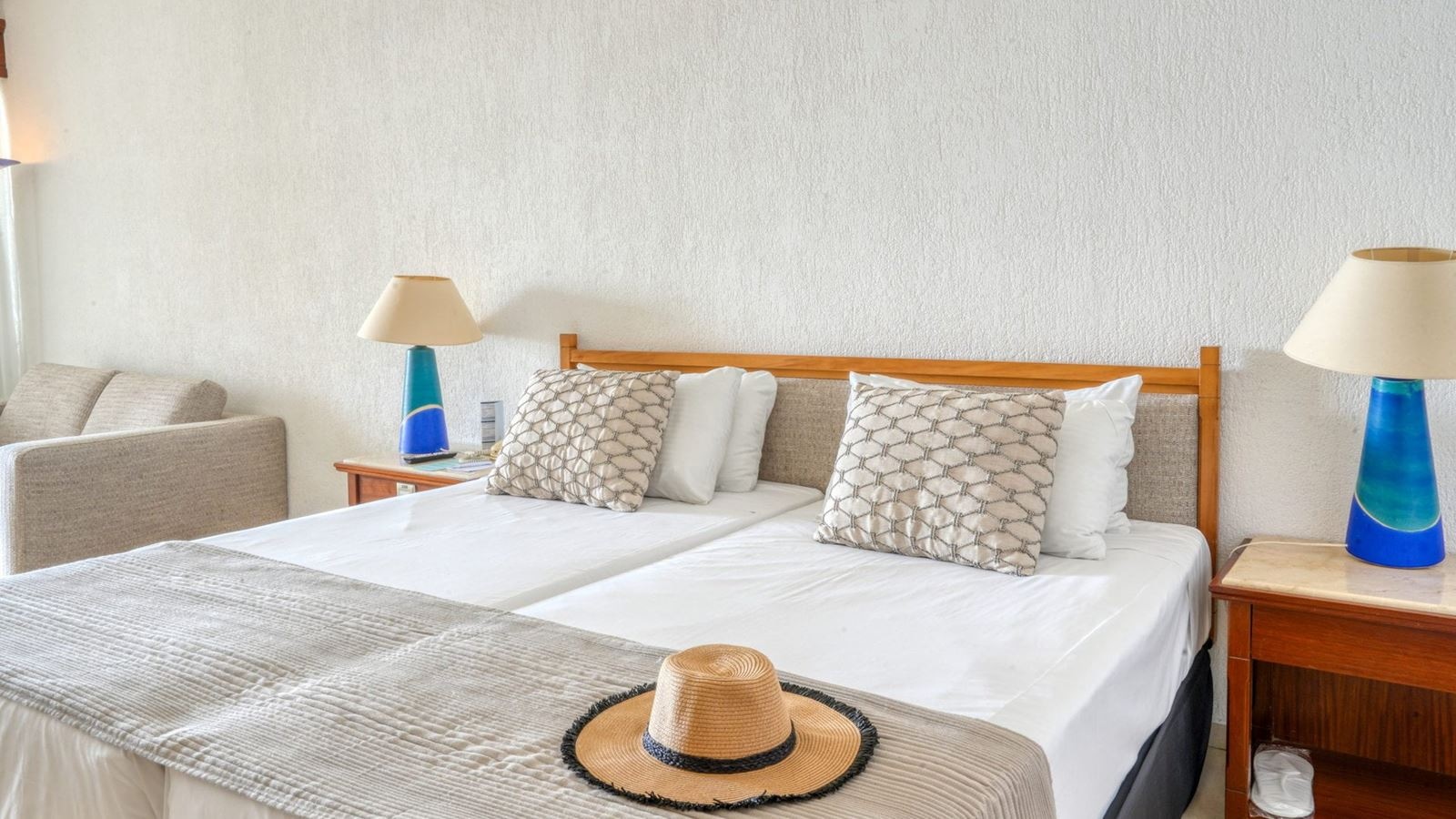 rooms-superior-studio-seaview-balcony