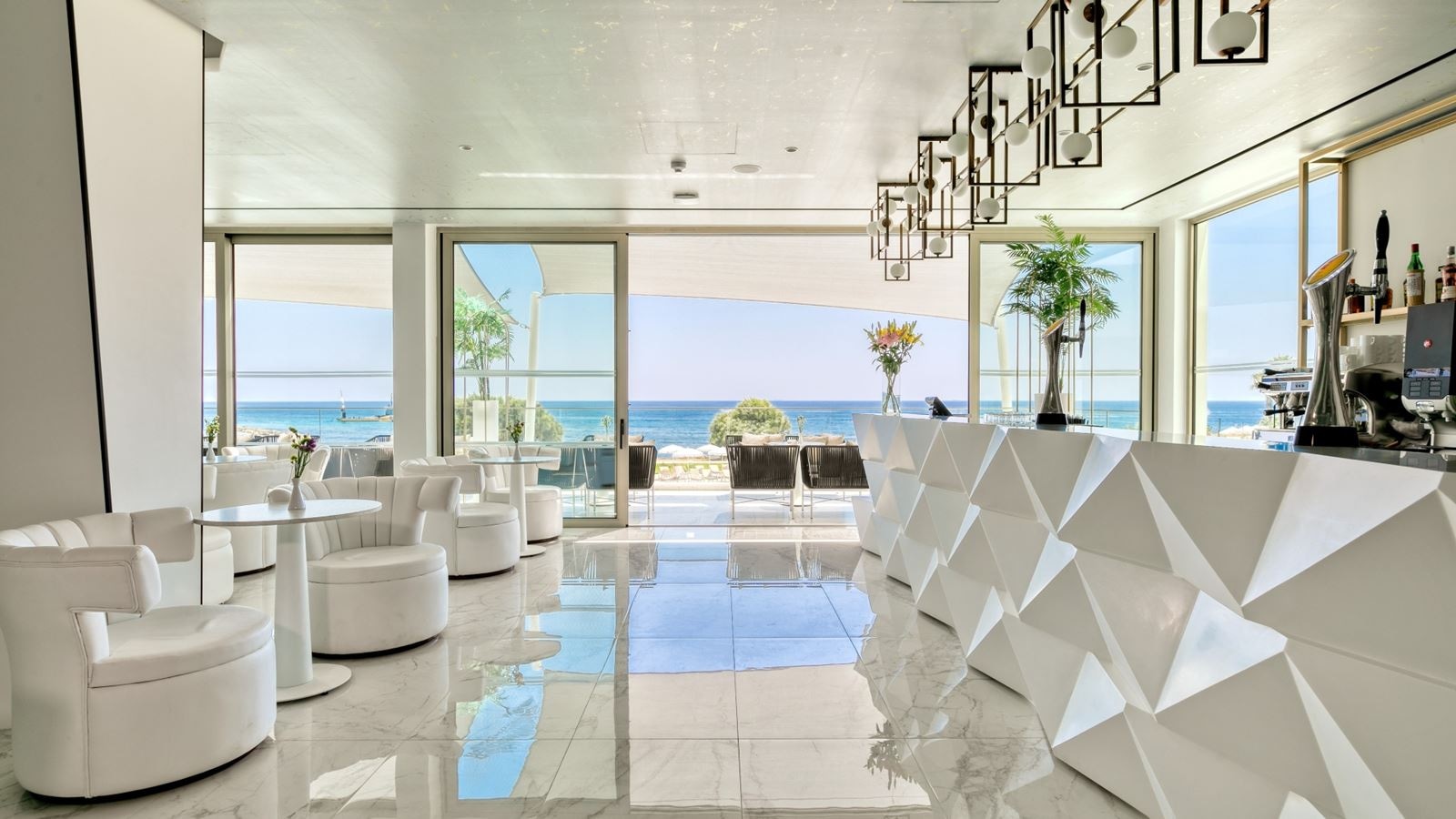 bars-mirrors-lobby-bar