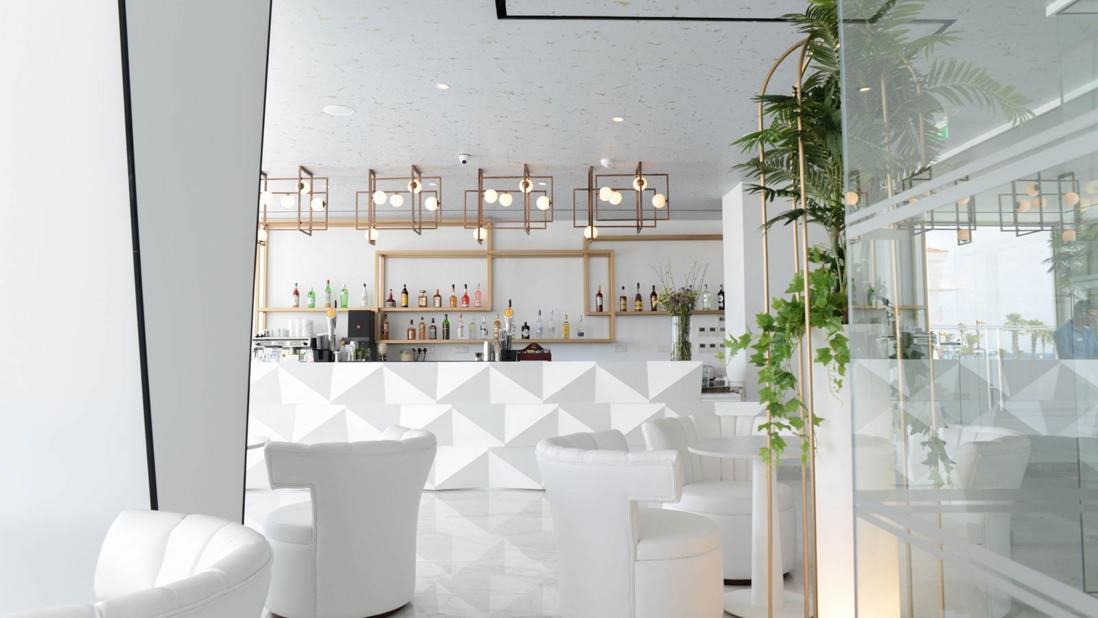bars-mirrors-lobby-bar