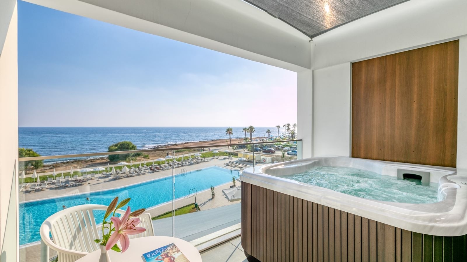 rooms-standard-junior-suite-seaview-with-jacuzzi