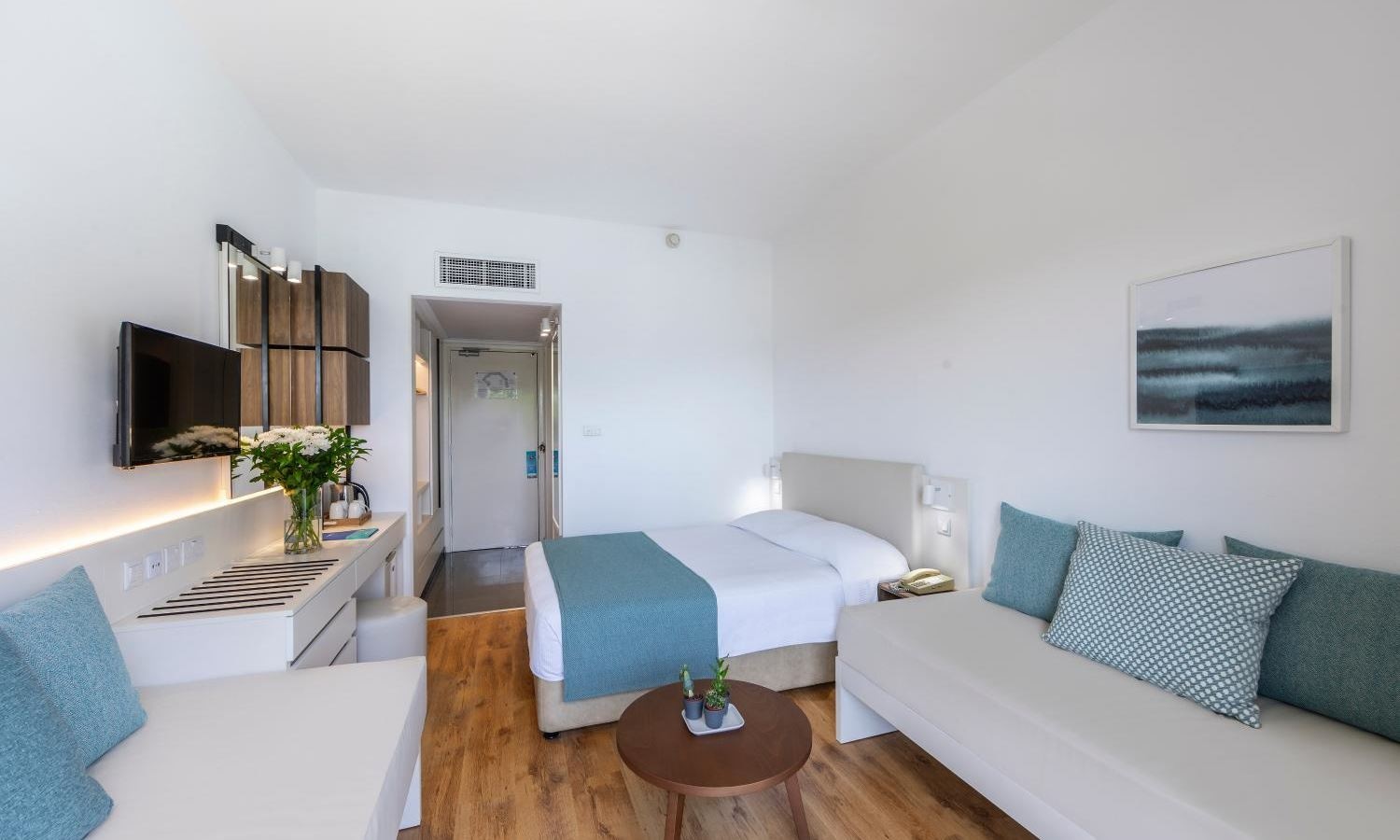 rooms-standard-familyroom-balcony