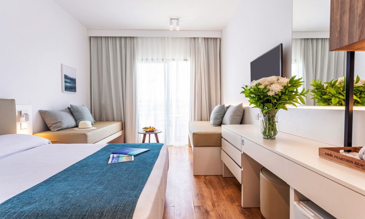 rooms-standard-familyroom-seaview-balcony