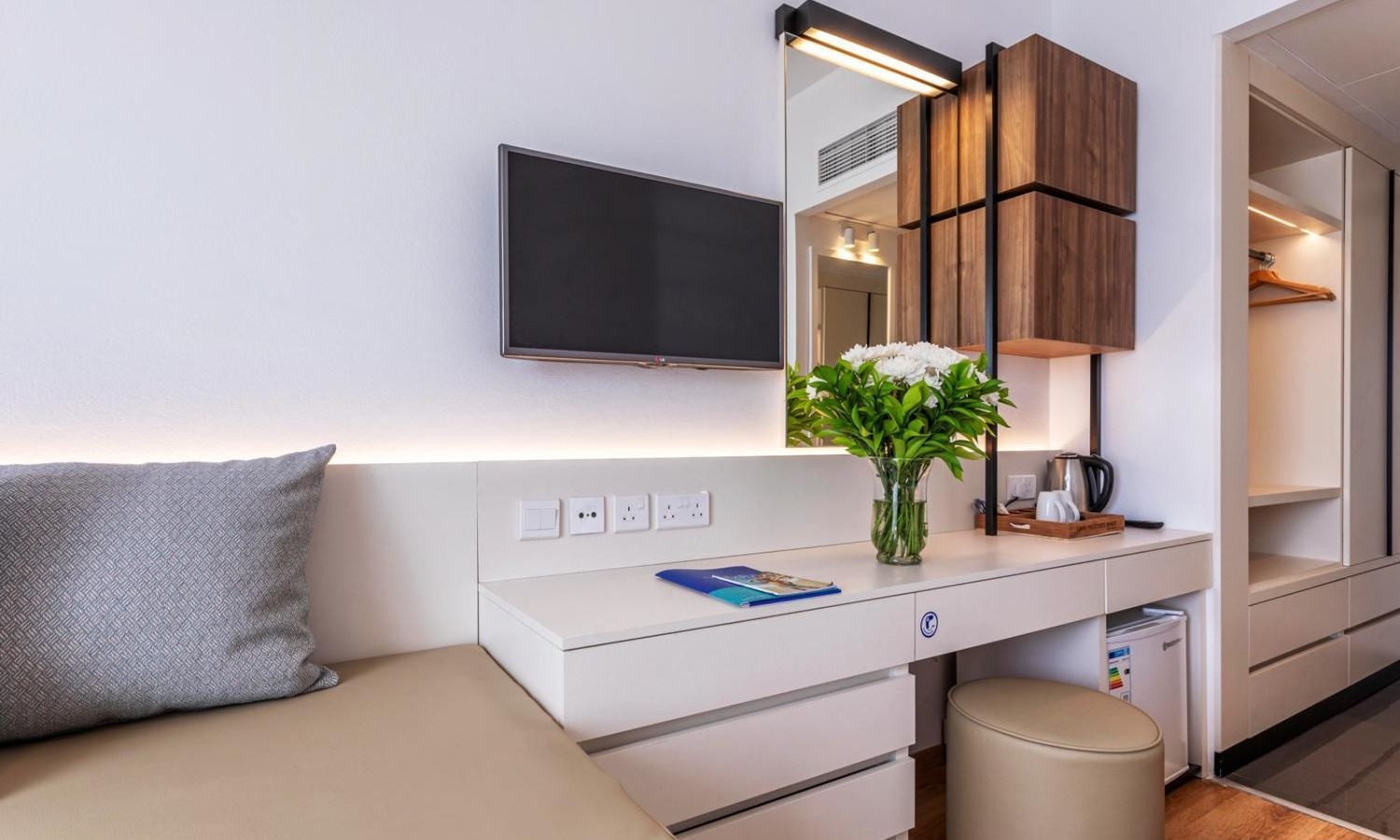 rooms-standard-familyroom-seaview-balcony