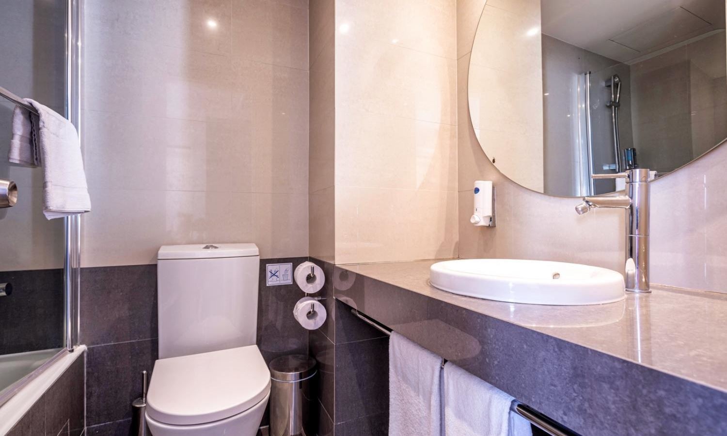 rooms-standard-familyroom-seaview-balcony