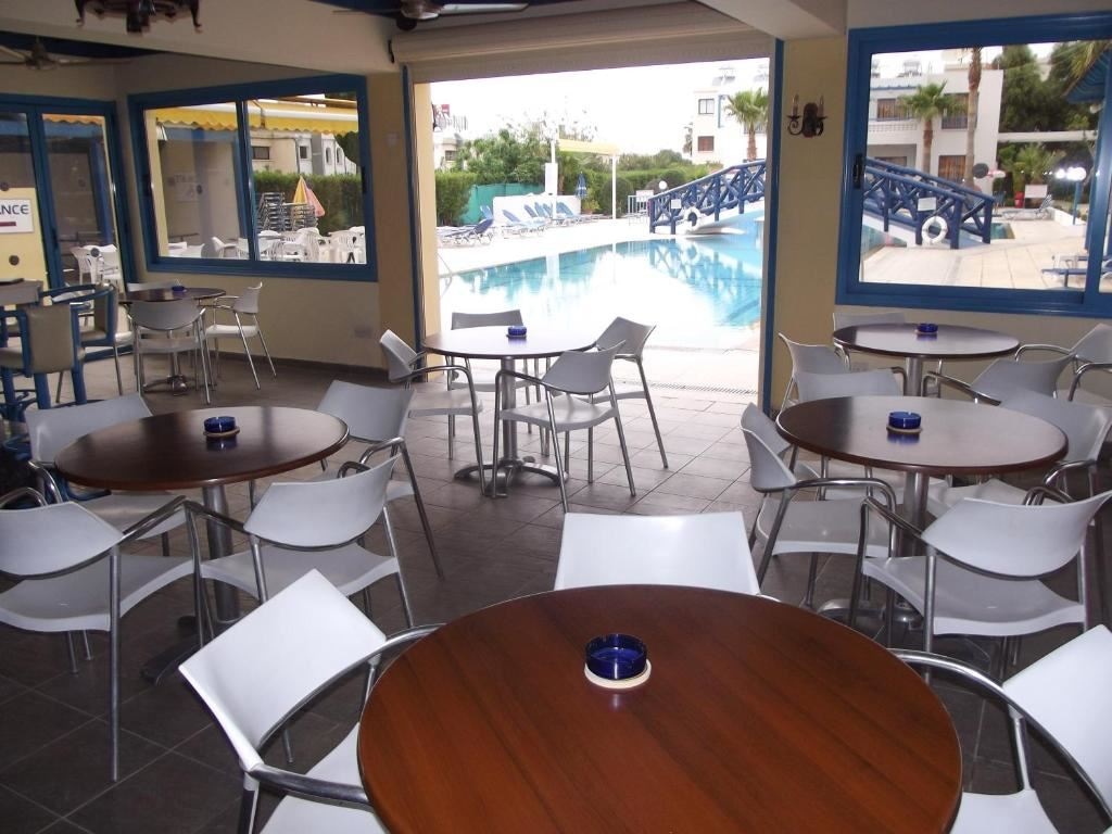 restaurants-pool-snack-bar