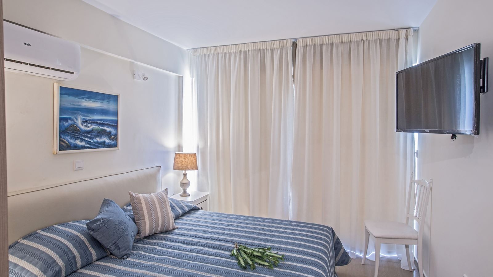 rooms-standard-room-side-sea-view