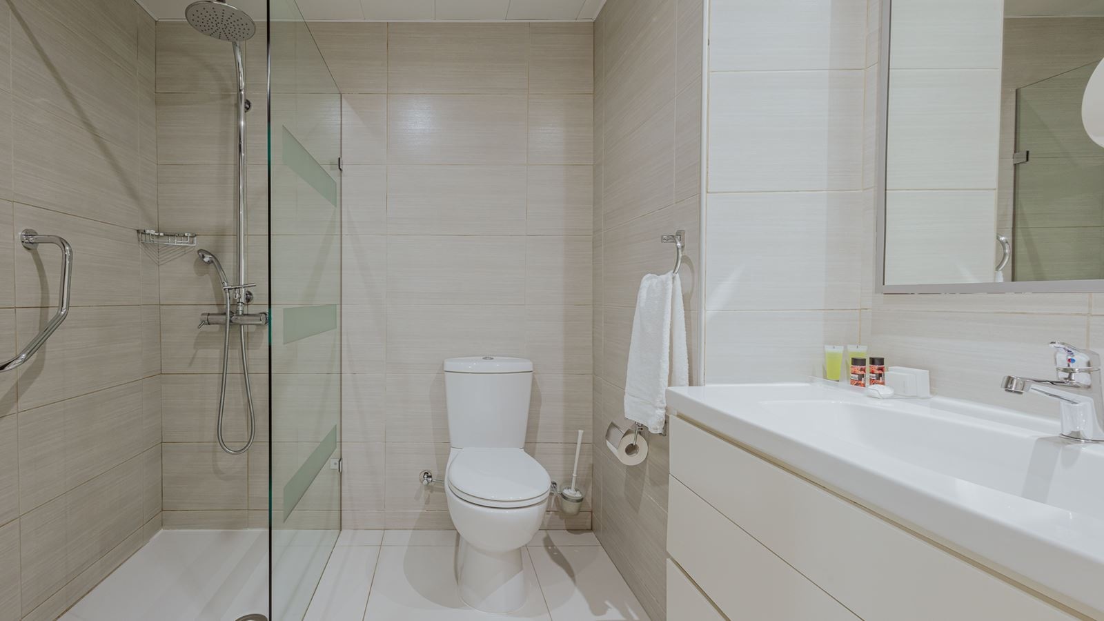 rooms-twin-pool-view