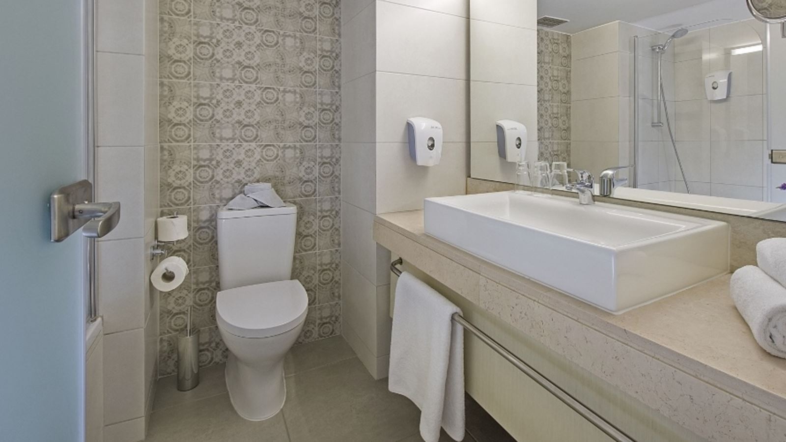 rooms-deluxe-family-room-balcony-or-terrace