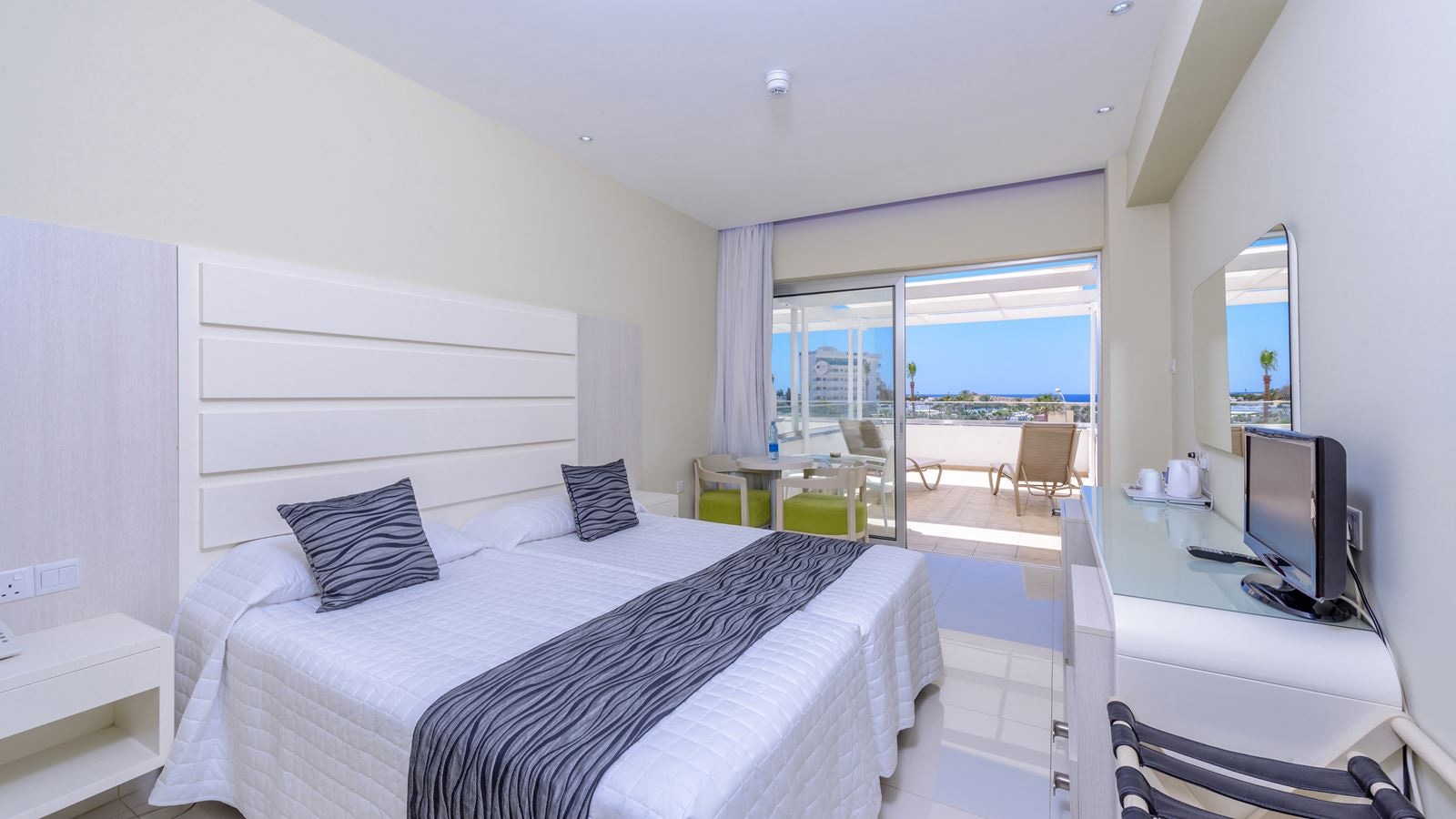 rooms-standard-room-seaview-balcony