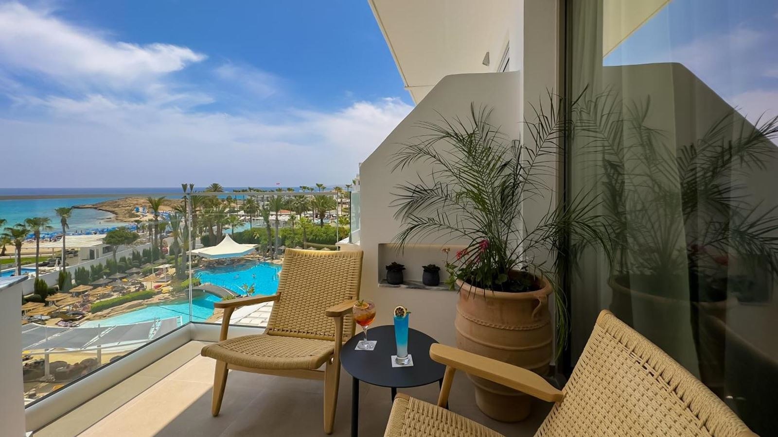 rooms-suite-poolsea-view-balcony