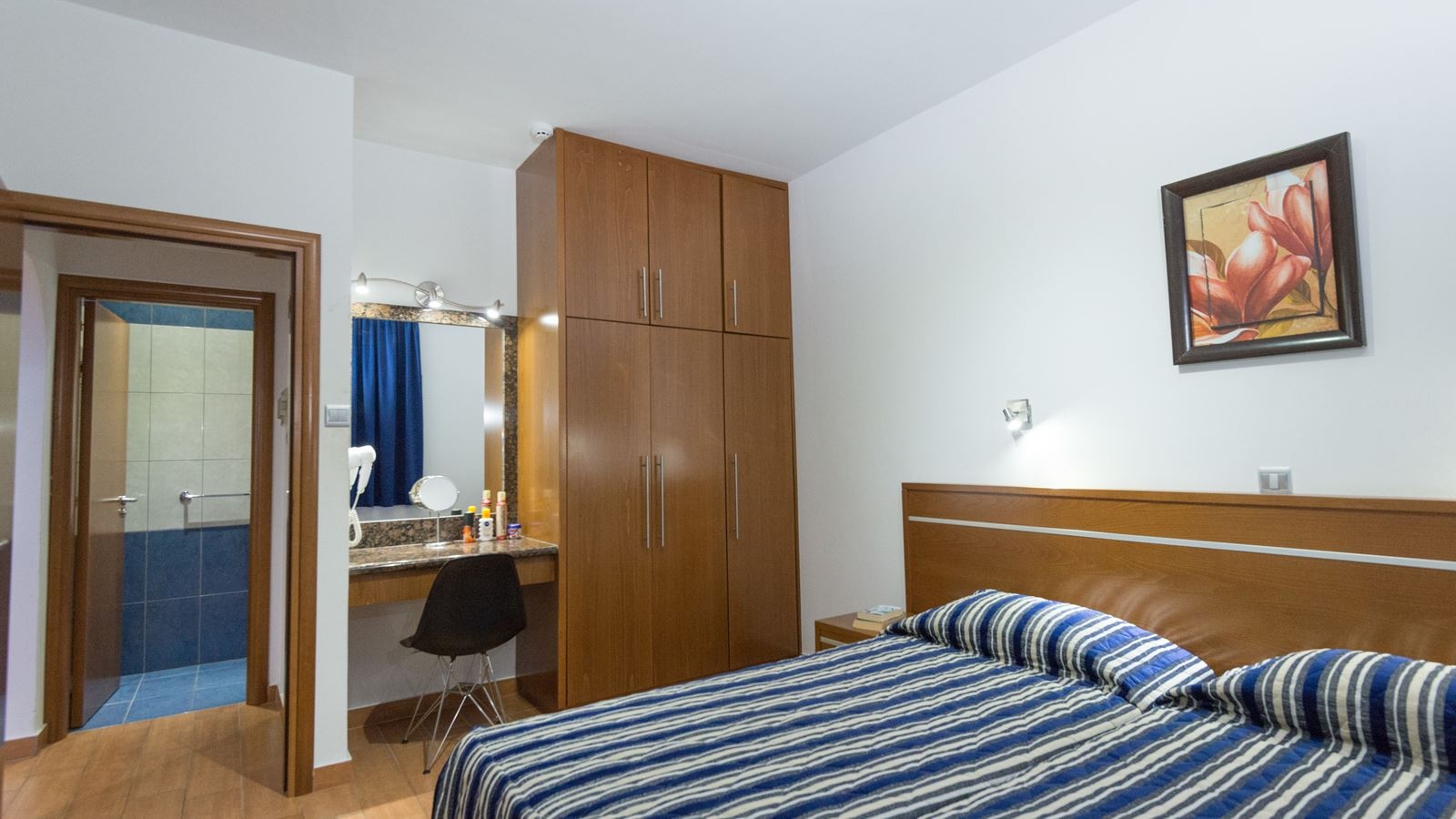 rooms-1-bedroom-apartment-balcony-or-terrace