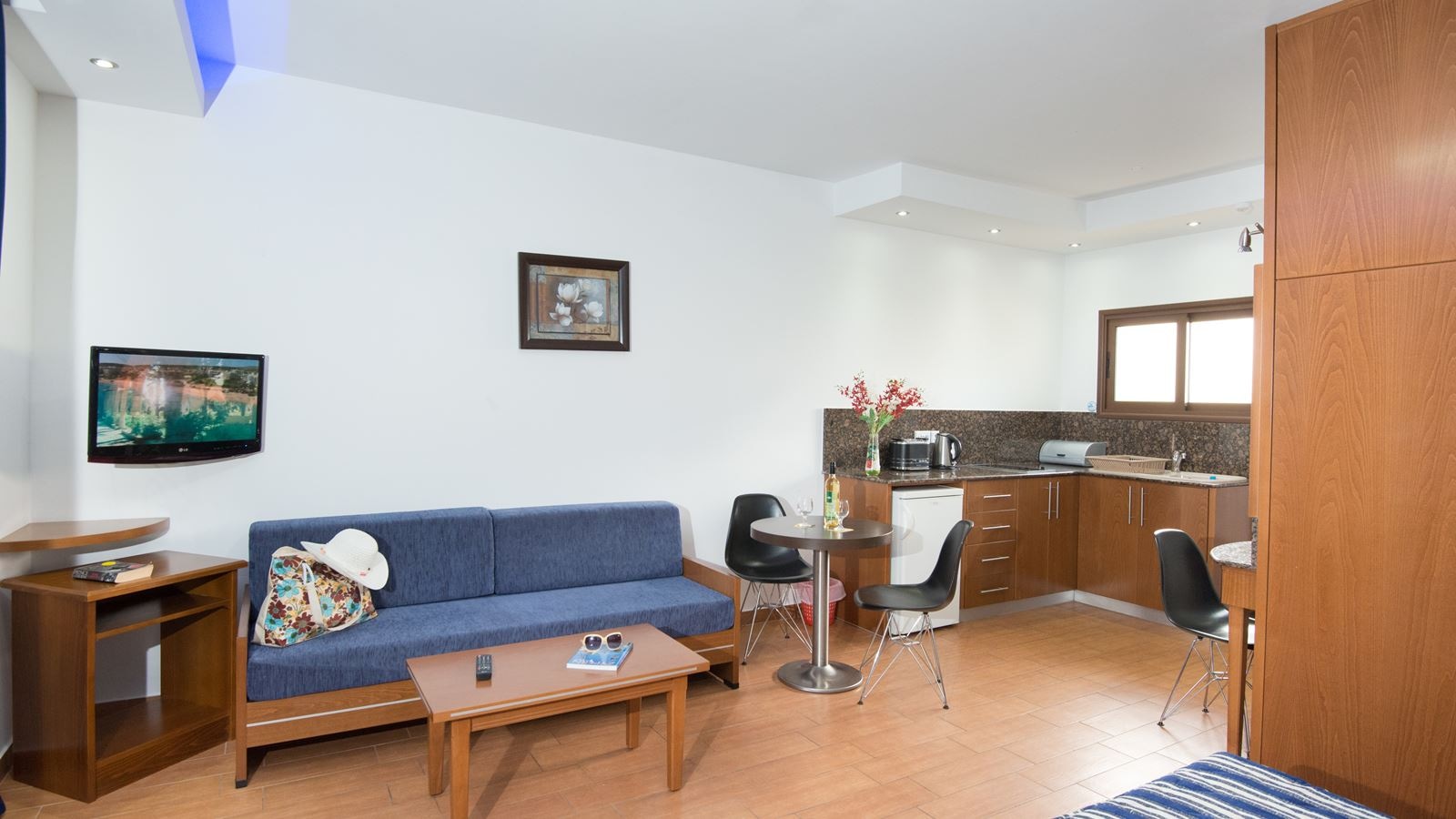 rooms-1-bedroom-apartment-balcony-or-terrace