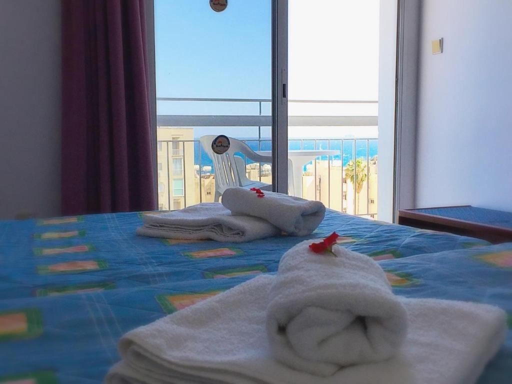 rooms-1-bedroom-standard-apartment-seaview-balcony-or-terrace