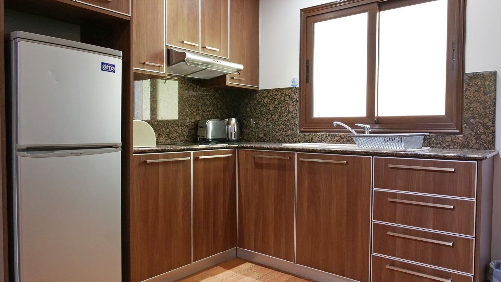 rooms-1-bedroom-annex-apartment-balcony