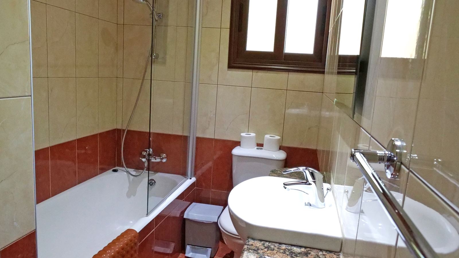 rooms-1-bedroom-annex-apartment-balcony