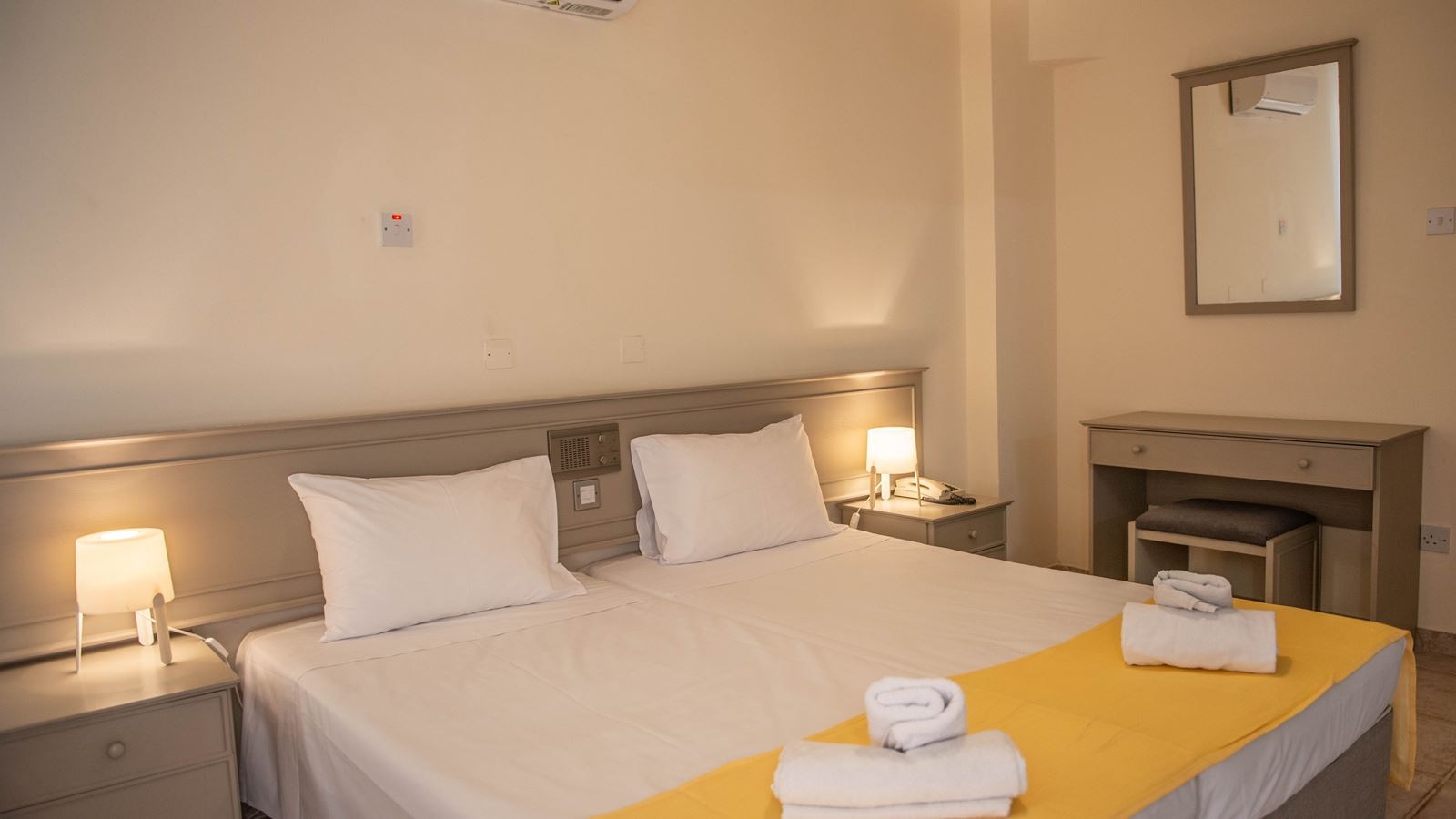 rooms-1-bedroom-standard-apartment-balcony