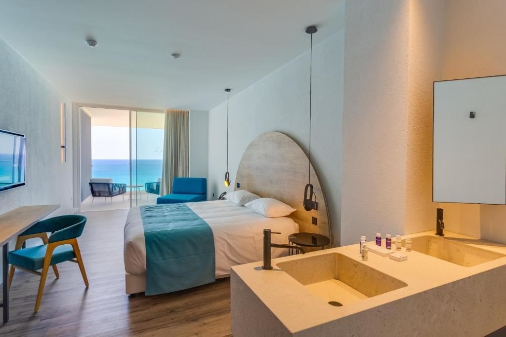 rooms-standard-juniorsuite-seafront-balcony