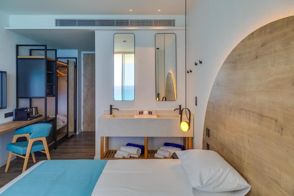 rooms-standard-room-lateralseaview-balcony