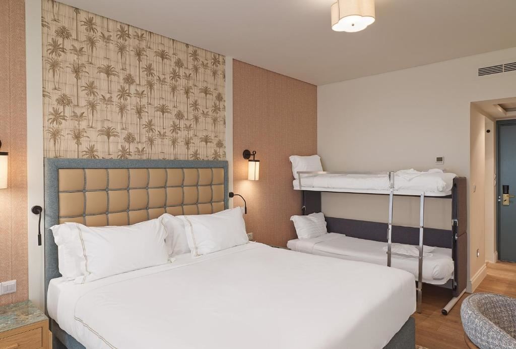 rooms-deluxe-family-room