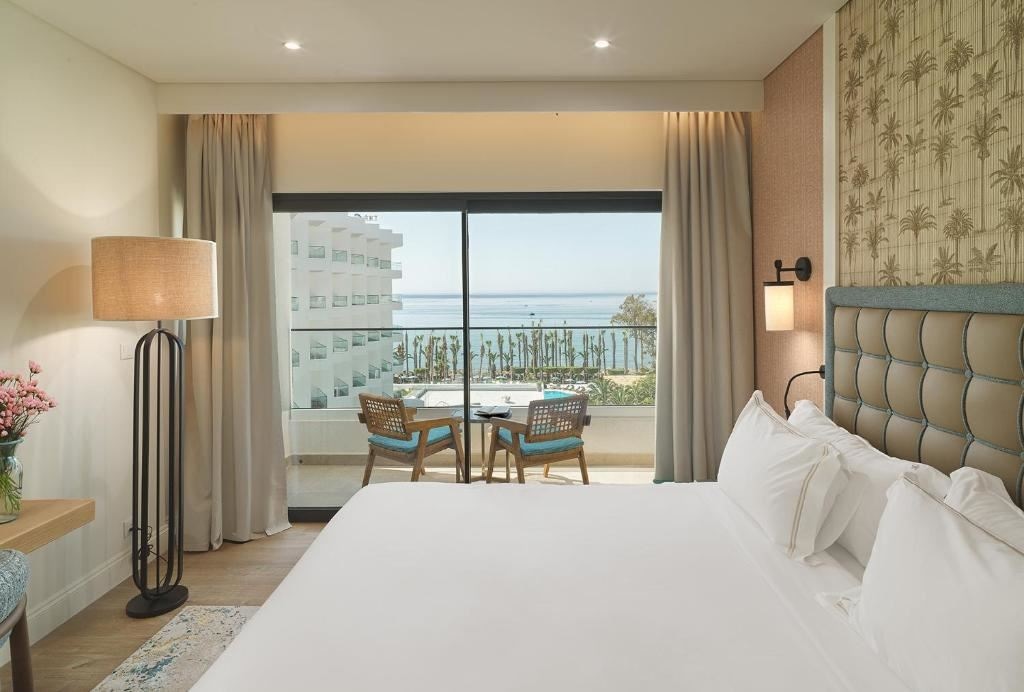 rooms-deluxe-family-room-sea-view