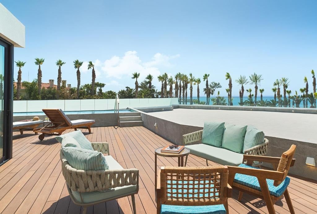 rooms-sea-scape-junior-suite-sea-view-swim-up