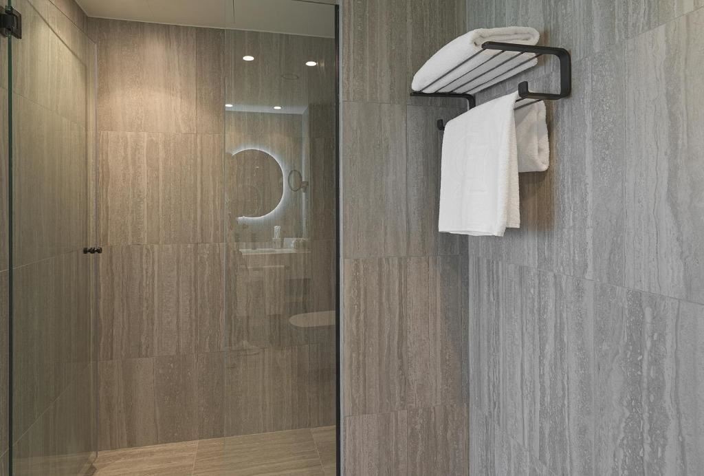 rooms-1-bedroom-signature-suite-sea-view--jacuzzi