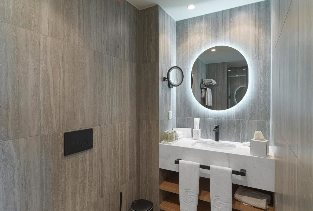 rooms-1-bedroom-signature-suite-sea-view--jacuzzi