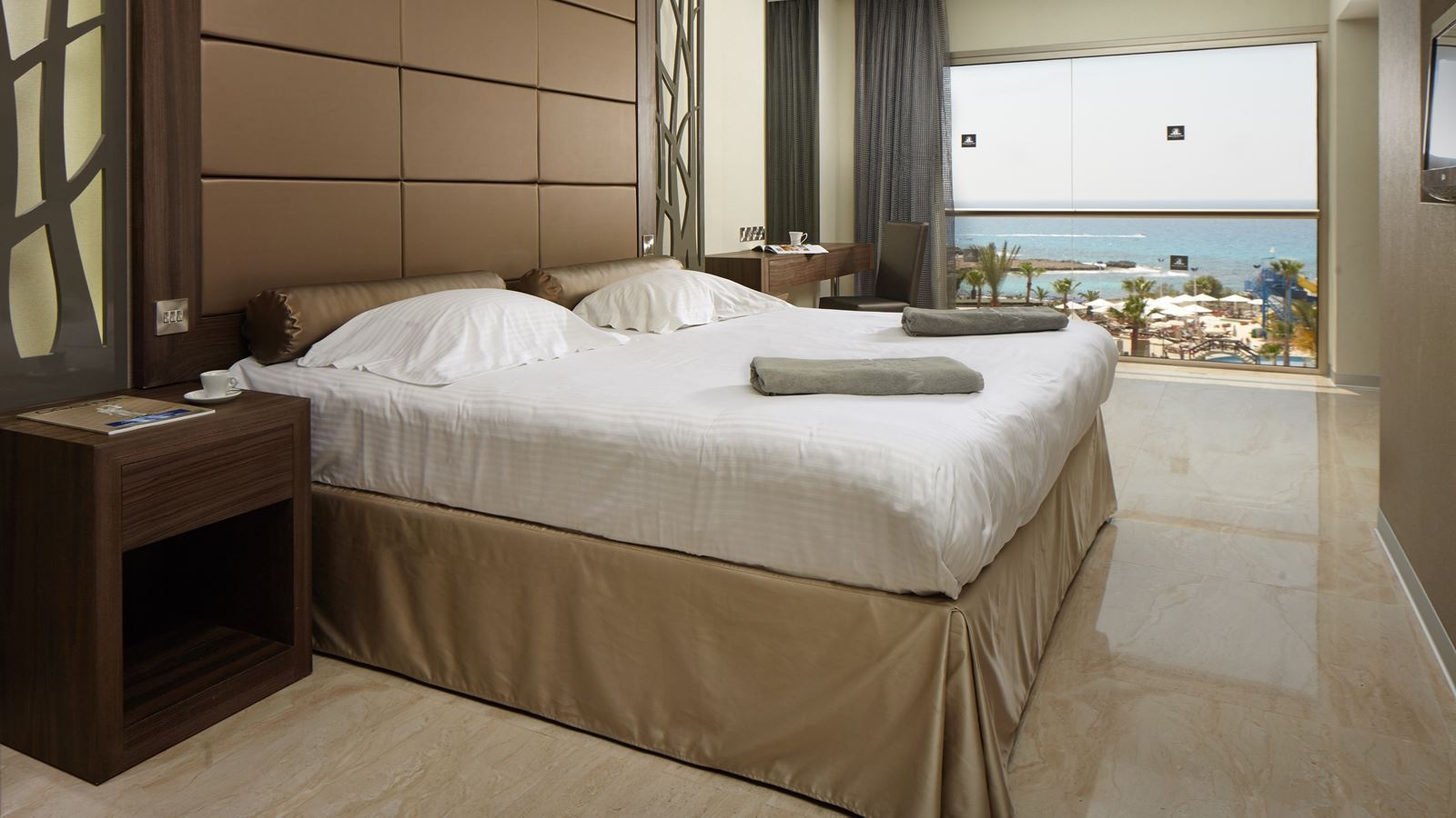 rooms-deluxe-beach-front-suite