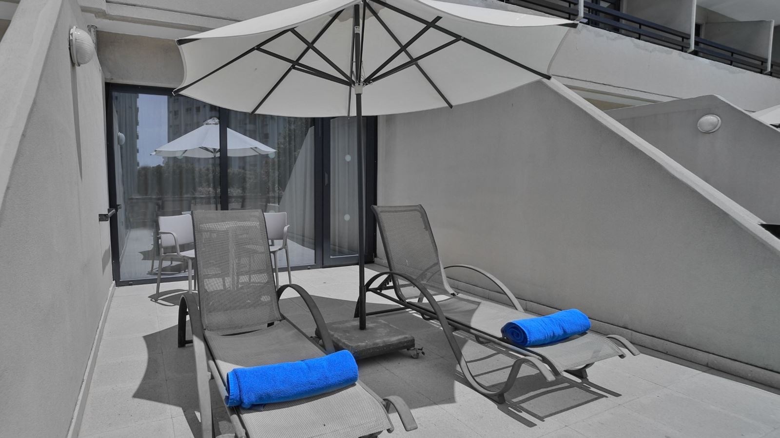 rooms-twin-superior-room-gardenpool-view-balcony