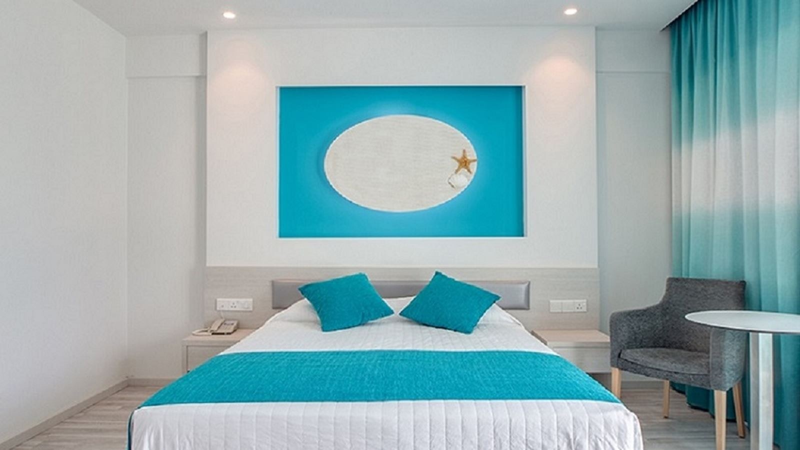 rooms-family-room-pool-view