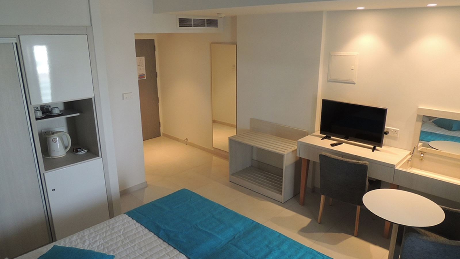 rooms-twin-pool-view