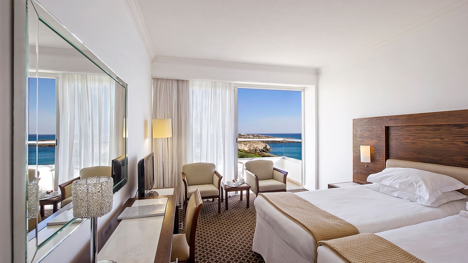 rooms-standard-room-lateralseaview