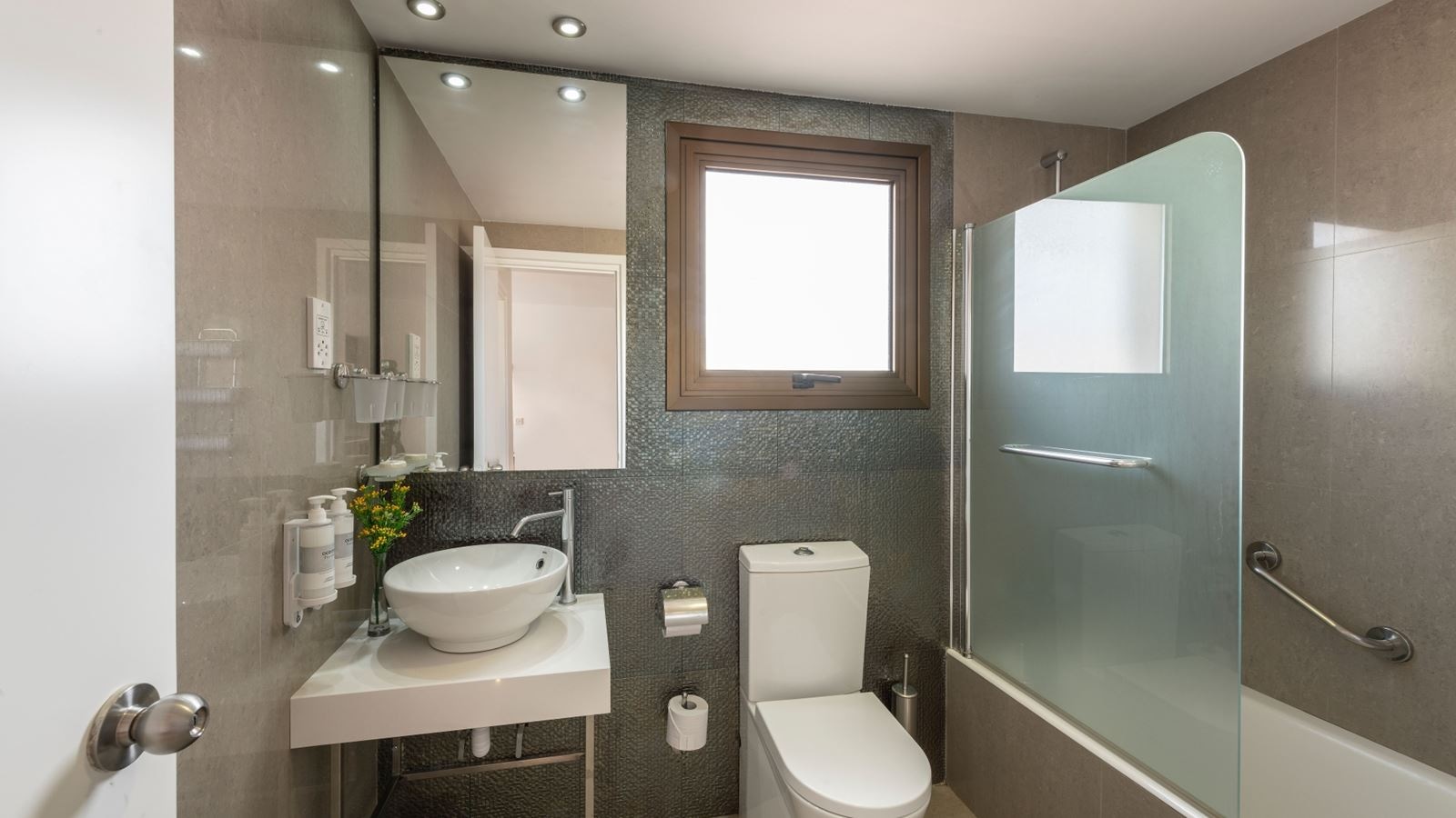 rooms-1-bedroom-suite-balcony-or-terrace