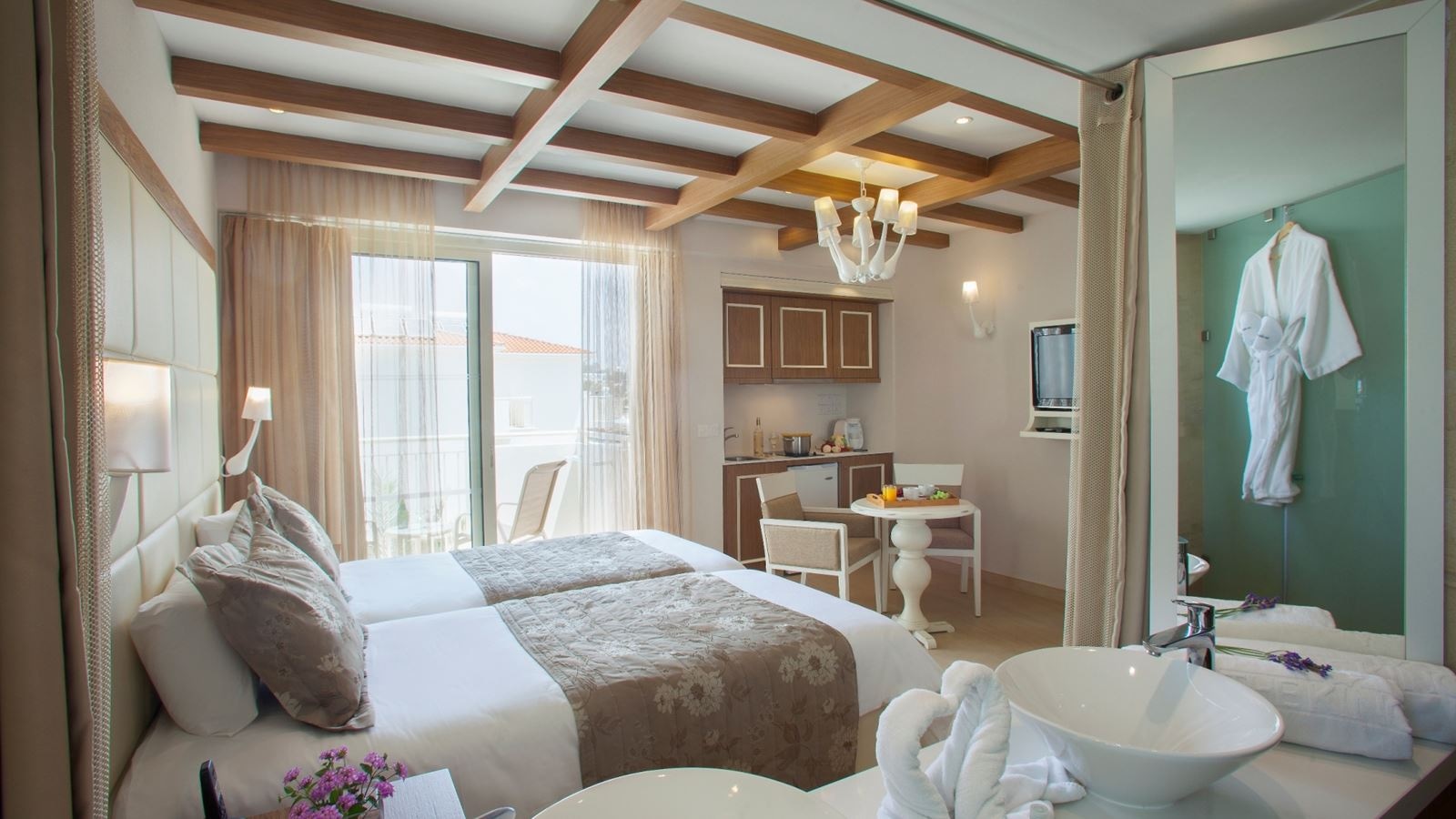 rooms-deluxe-studio-balcony