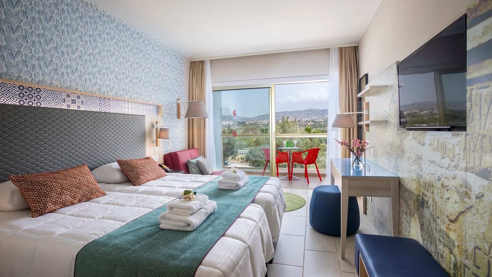 rooms-familyroom-pool-view-balcony-economy