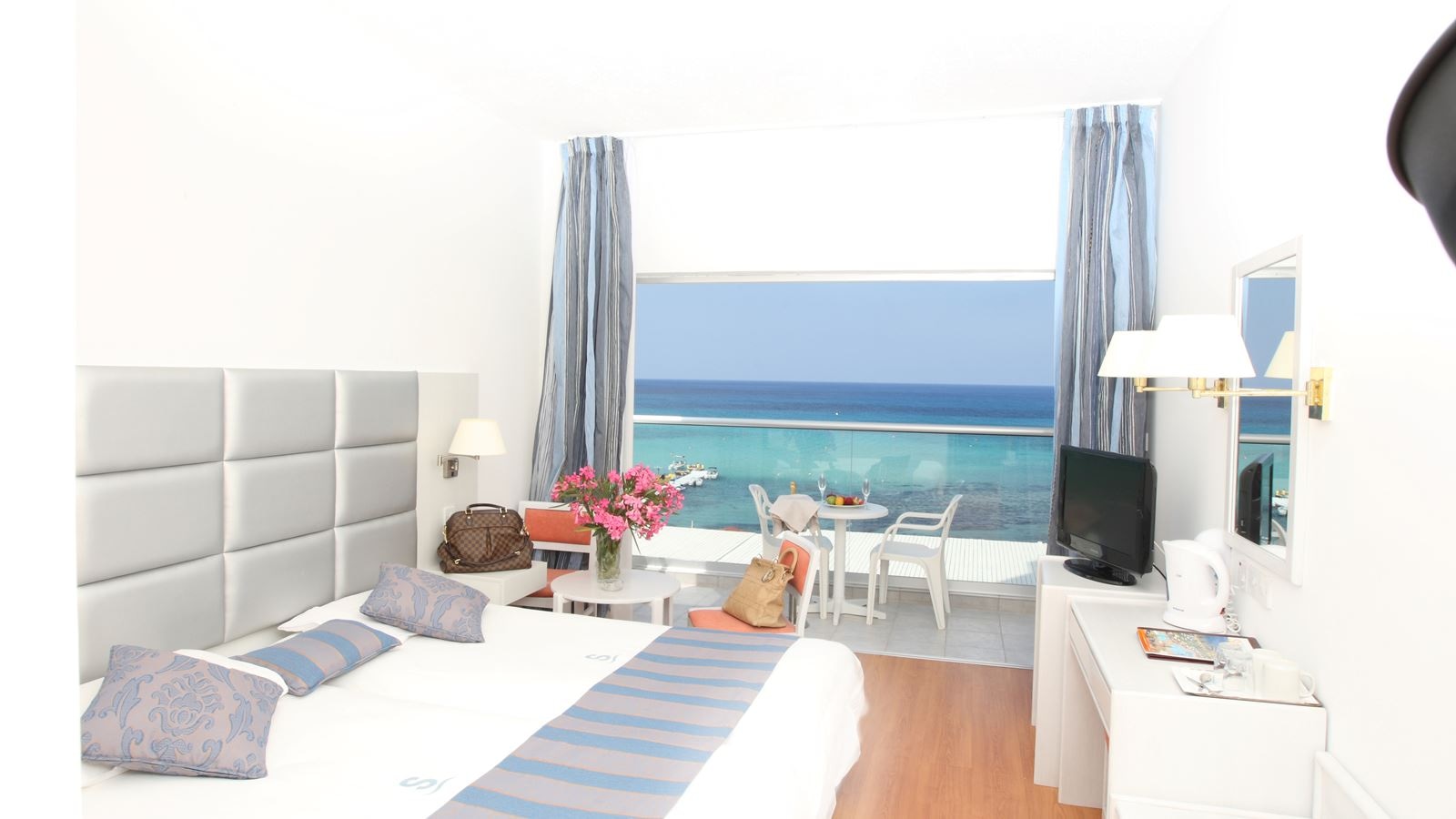 rooms-standard-room--lateral-seaview-balcony