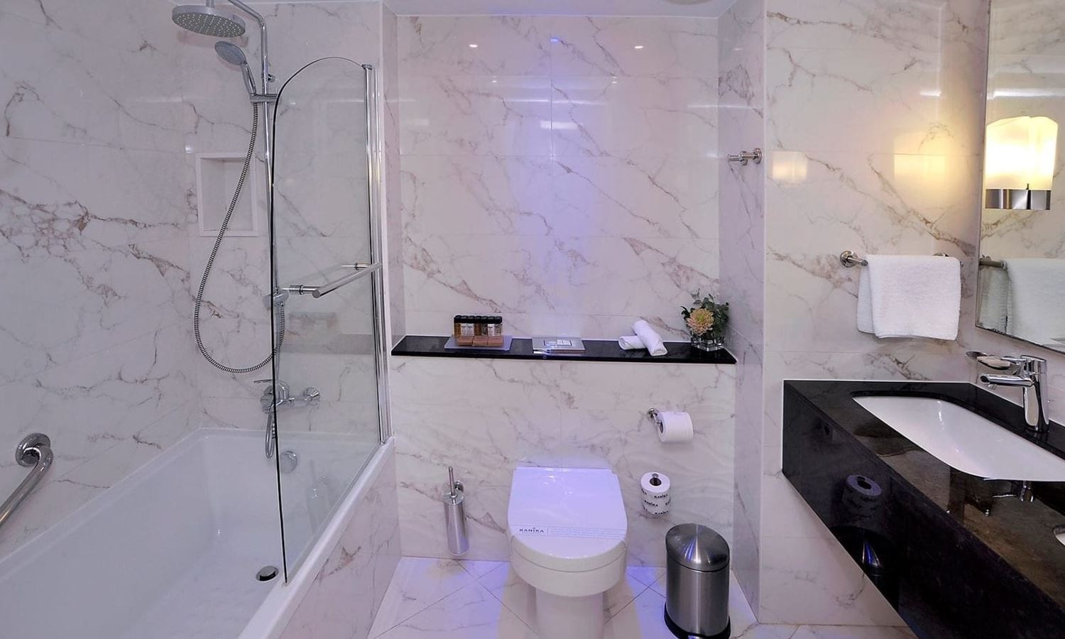 rooms-deluxe-room-balcony