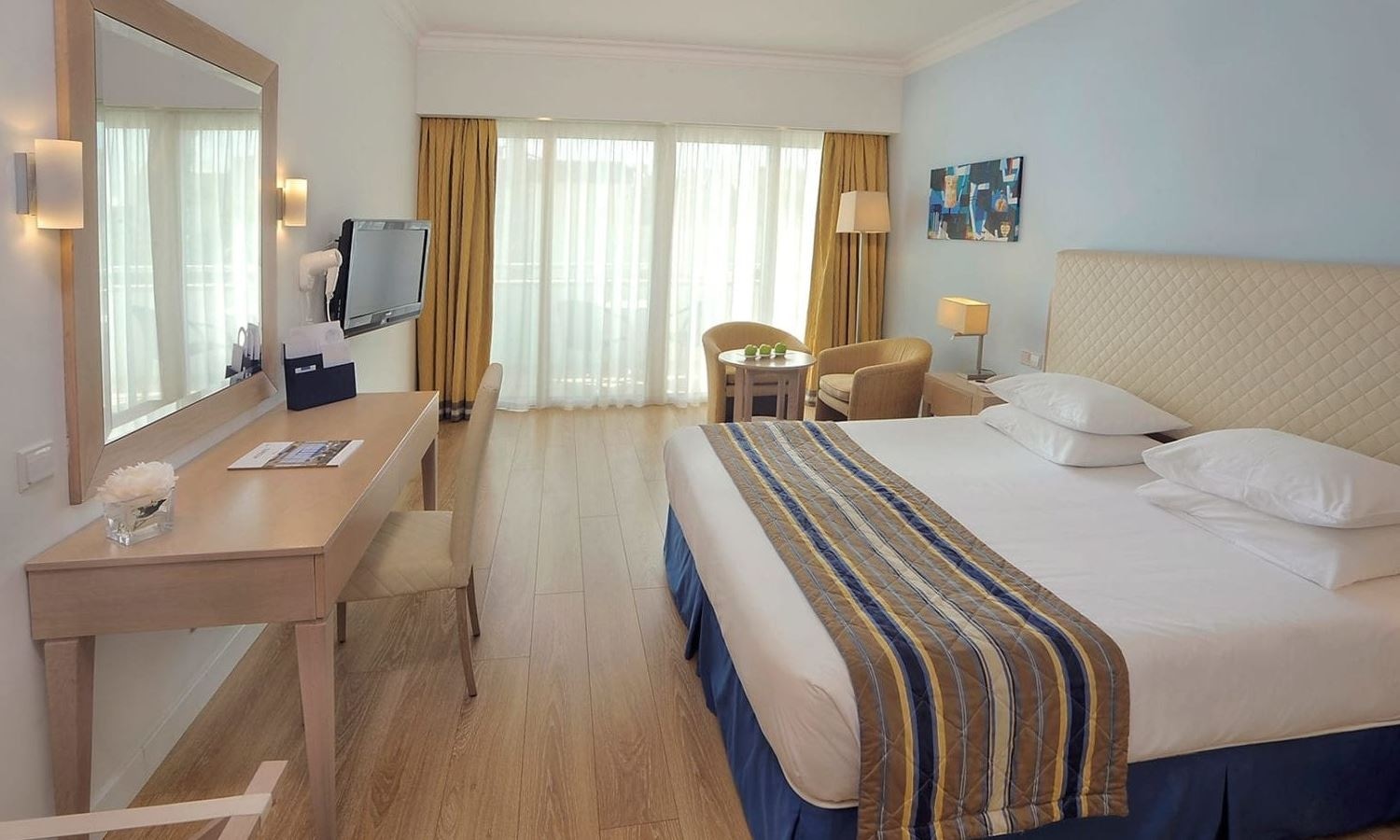 rooms-deluxe-room-lateralseaview-balcony