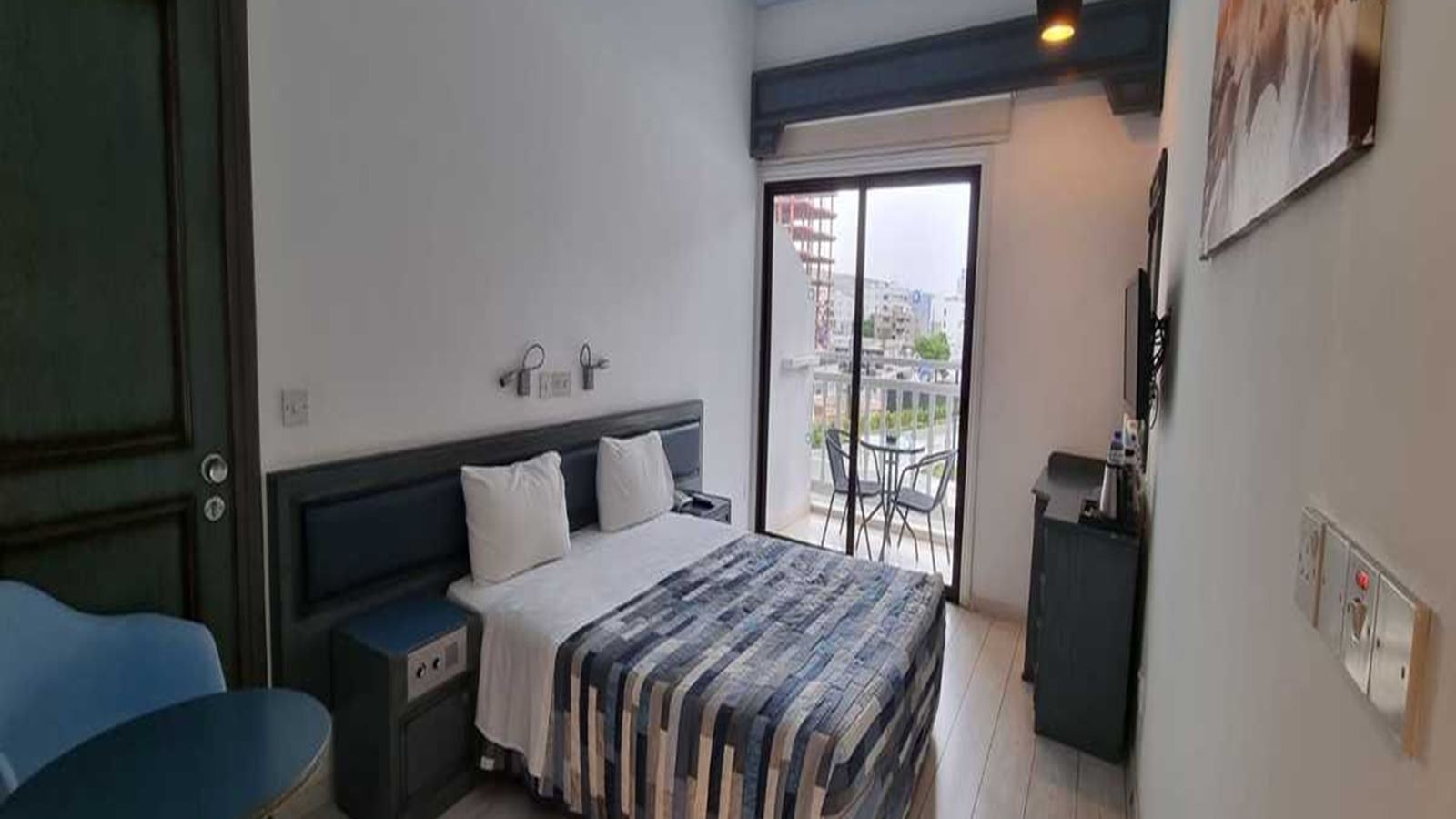 rooms-standard-room-balcony