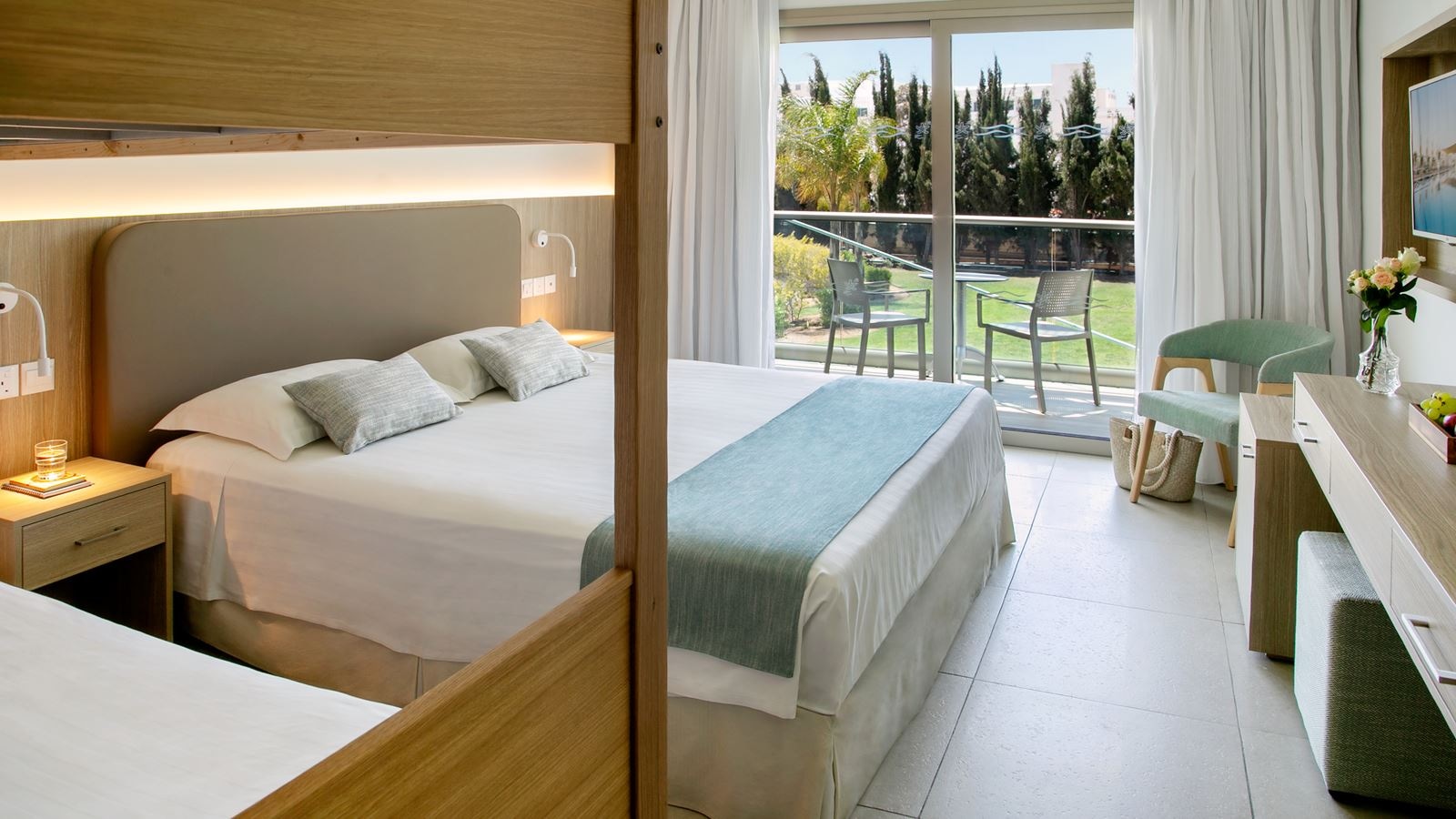 rooms-family-room-garden-view