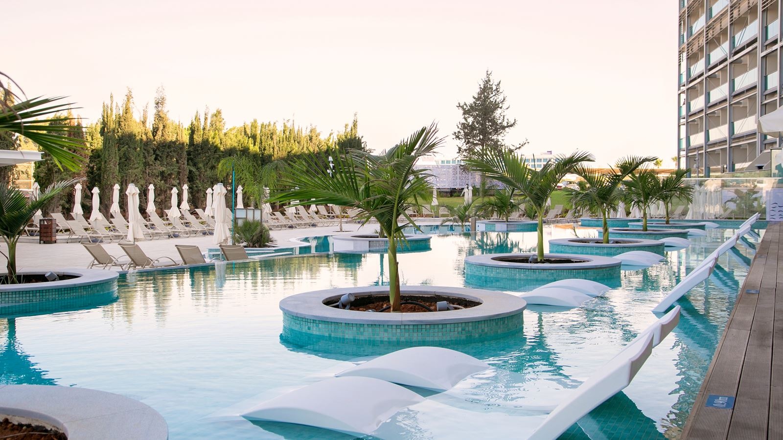 rooms-room-swimup-sharing-pool