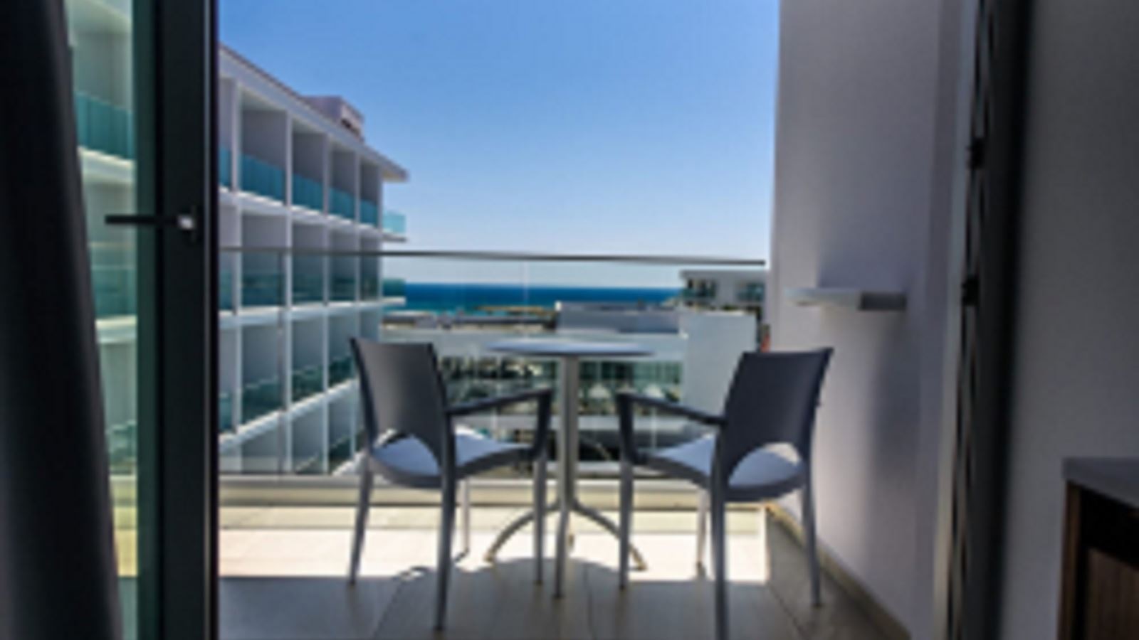 rooms-standard-room-pool-view-balcony