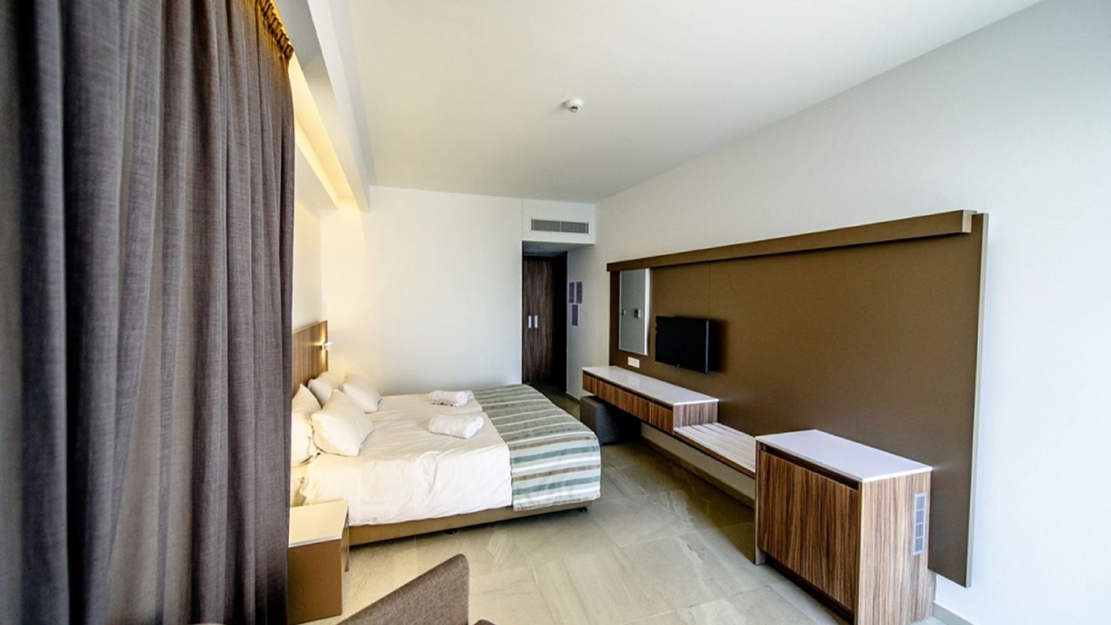 rooms-standard-room-pool-view-balcony